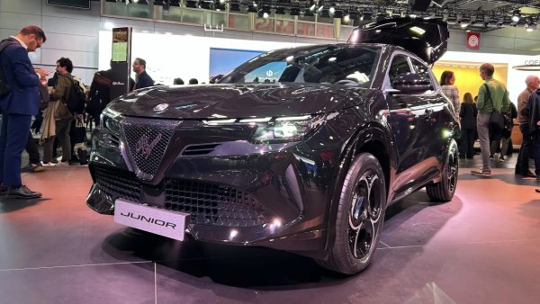 Както подсказва името му, Alfa Romeo Junior е най-малкото предложение в гамата на италианската марка. Доста драматично изглеждащият компактен SUV беше пуснат миналата година и посрещнат положително и заради избор от чисто електрически задвижвания. Но тези, които не се интересуват от plug-in Alfa, ще бъдат развълнувани да чуят, че версията Ibrida с хибридно задвижване ще бъде налична по-късно тази година. 

Някои пазари ще получат версия Junior Ibrida Q4 със задвижване на всички колела, която се показва за първи път в Брюксел. Той използва 1,2-литров бензинов двигател с турбокомпресор плюс електрически мотор на всяка ос.
